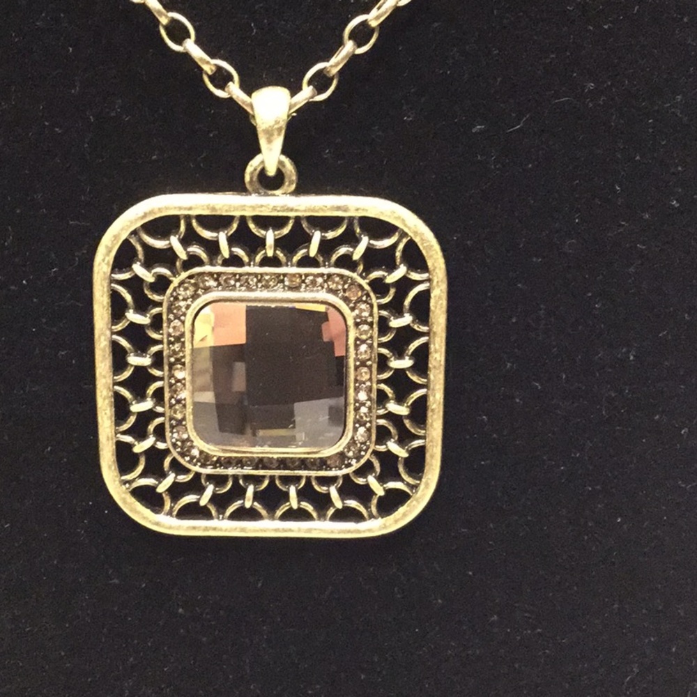 NWT Lia Sophia gold pendant necklace 34”